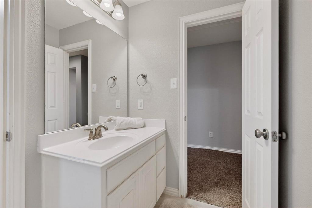 1240 Wedgewood Drive Forney, TX 75126 - Photo 33 of 40 upstairs bathroom