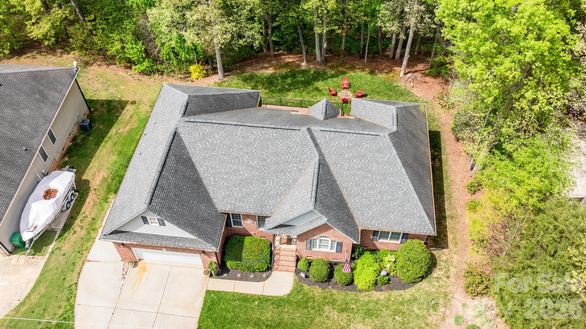 7867 Golf Course Drive North Denver, NC 28037 - Photo 30 of 34 an aerial view of a house with a yard and a fountain