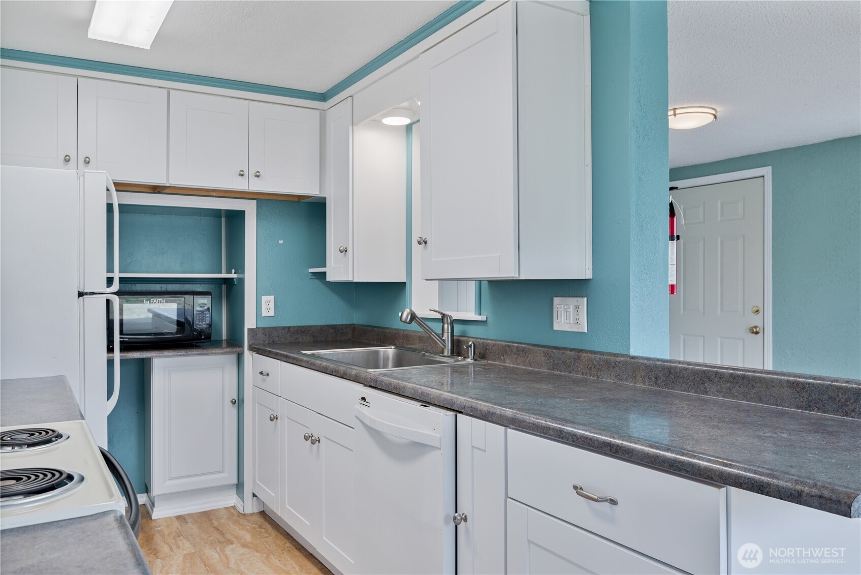 4630 Pleasant Hill Road Kelso, WA 98626 - Photo 10 of 39 a kitchen with appliances a sink and cabinets