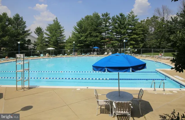 a view of yard with green space
