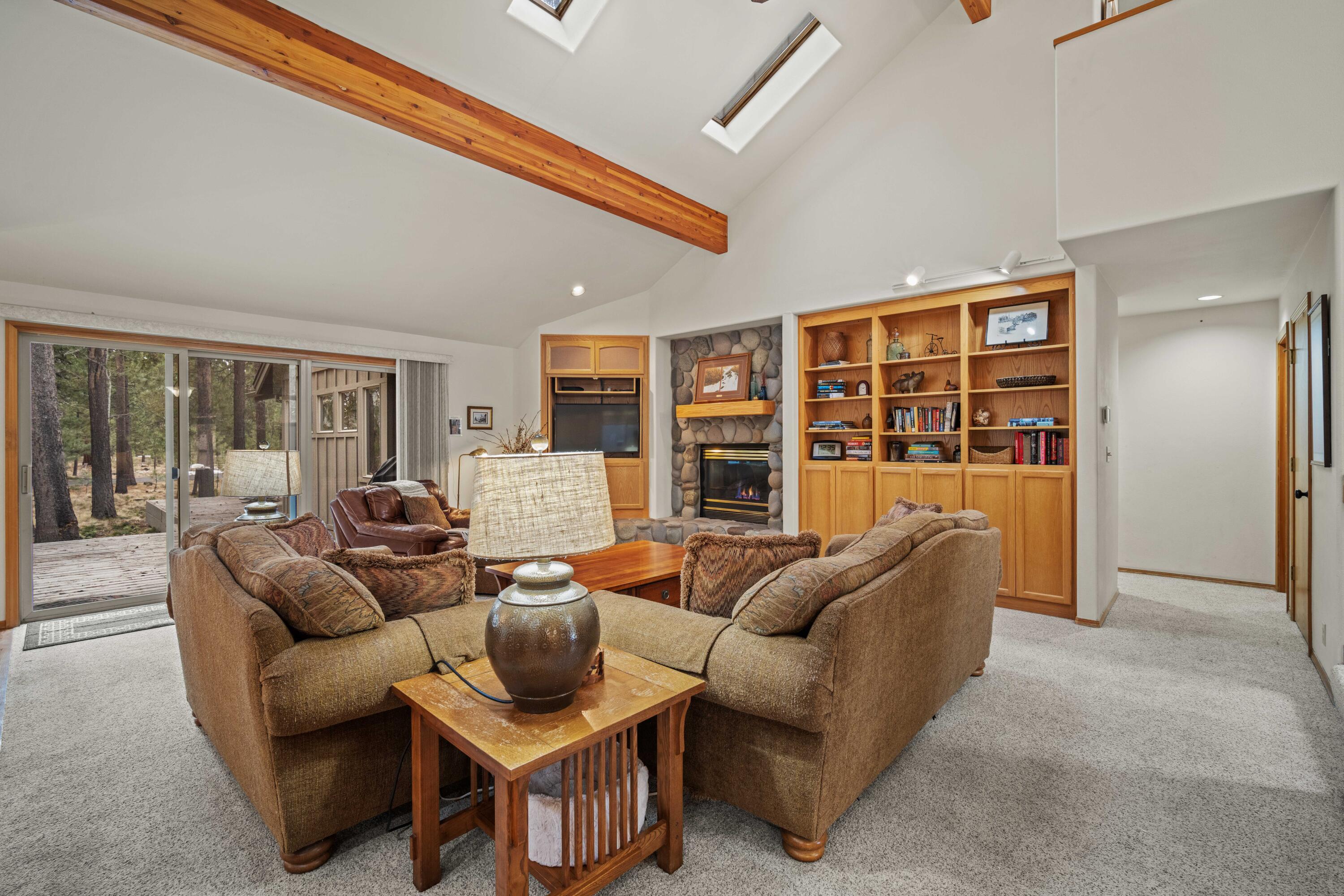 57655 Aspen Lane, Unit 2 Sunriver, OR 97707 - Photo 7 of 47 7 - living room