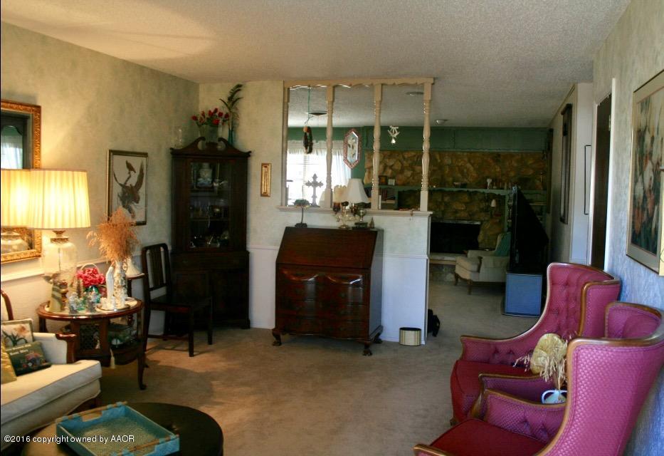 5117 Leland Drive Amarillo, TX 79110 - Photo 4 of 25 living room