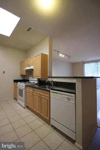 $2,100 | 2726 Gallows Road, Unit 112, Vienna, VA 22180