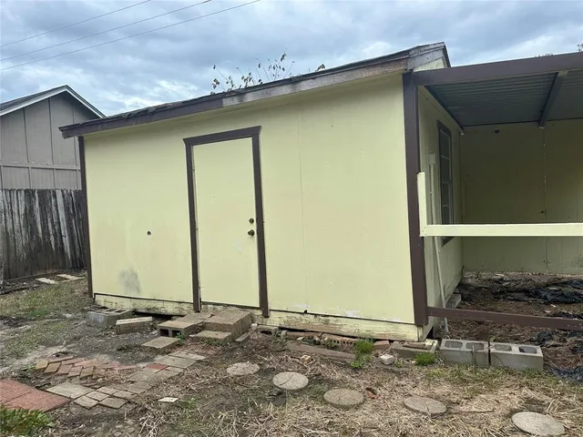 $2,400 | 228 Oak Manor Drive, Alvin, TX 77511