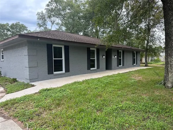 a view of a house with yard and tree s