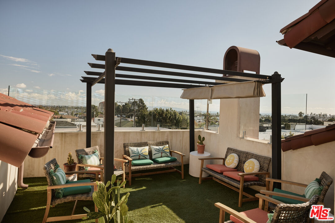 908 17th Street, Unit 8 Santa Monica, CA 90403 - Photo 15 of 15 a room with furniture