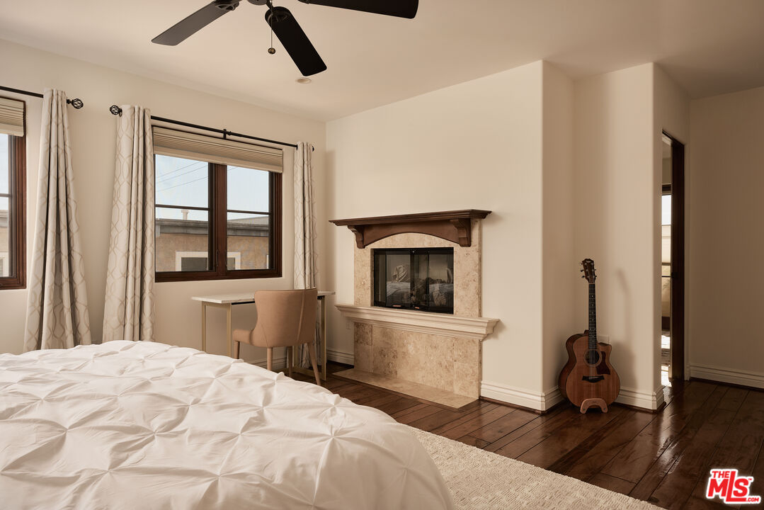 908 17th Street, Unit 8 Santa Monica, CA 90403 - Photo 9 of 15 a bedroom with a bed and a flat tv screen