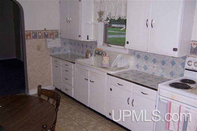 920 Halliday Street L'Anse, MI 49946 - Photo 3 of 17