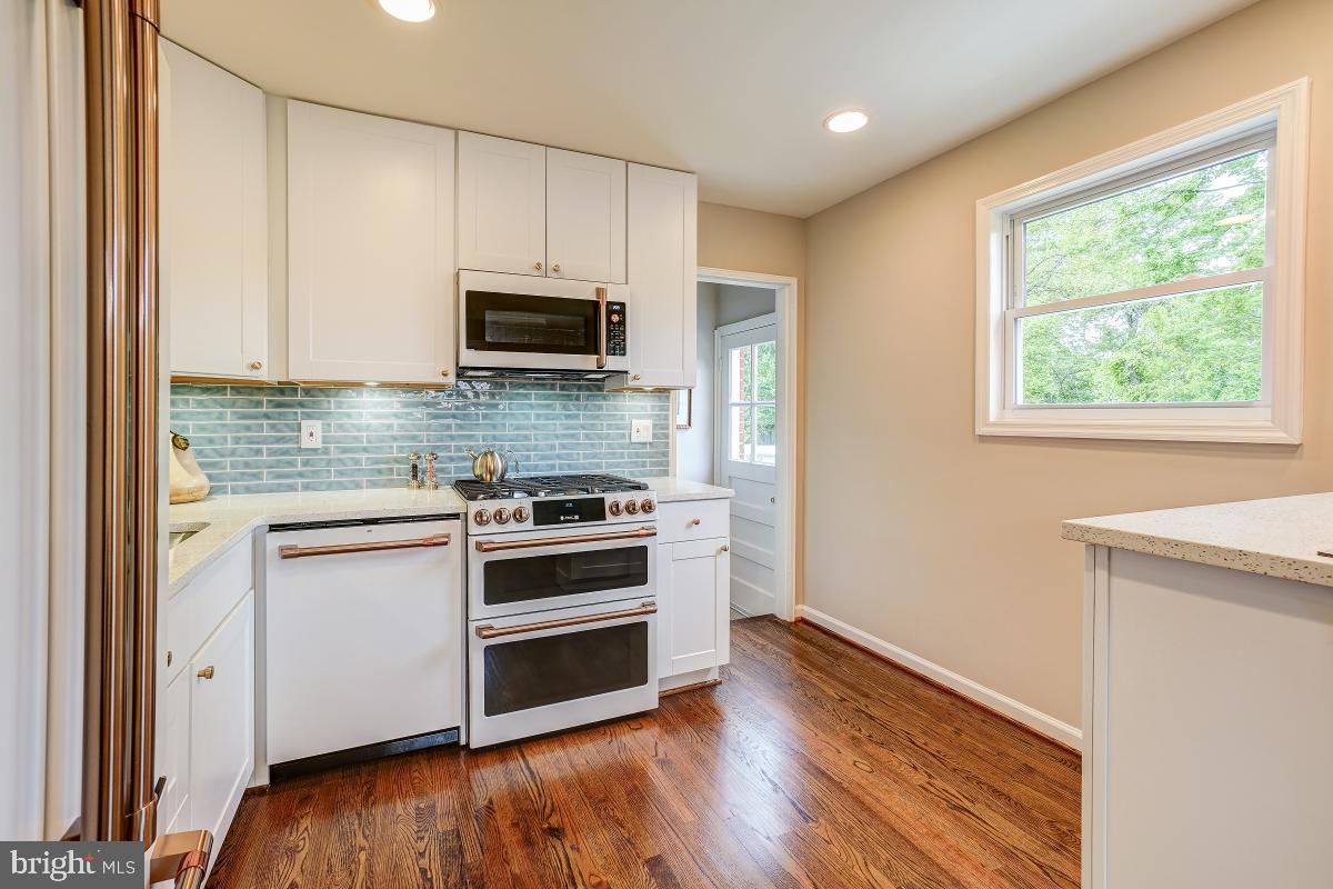 4801 Wyaconda Road Rockville, MD 20852 - Photo 14 of 48 Convection microwave & oven
