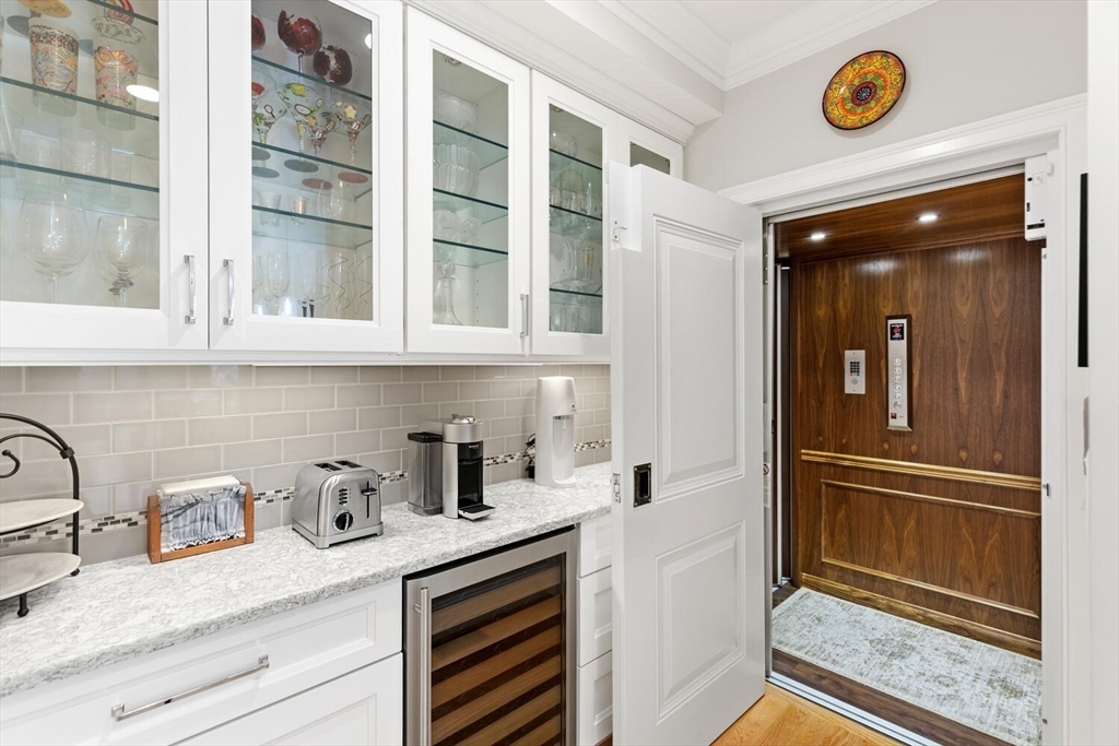 37 Crenshaw Lane, Unit 37 Andover, MA 01810 - Photo 10 of 40 a kitchen with a refrigerator and a sink