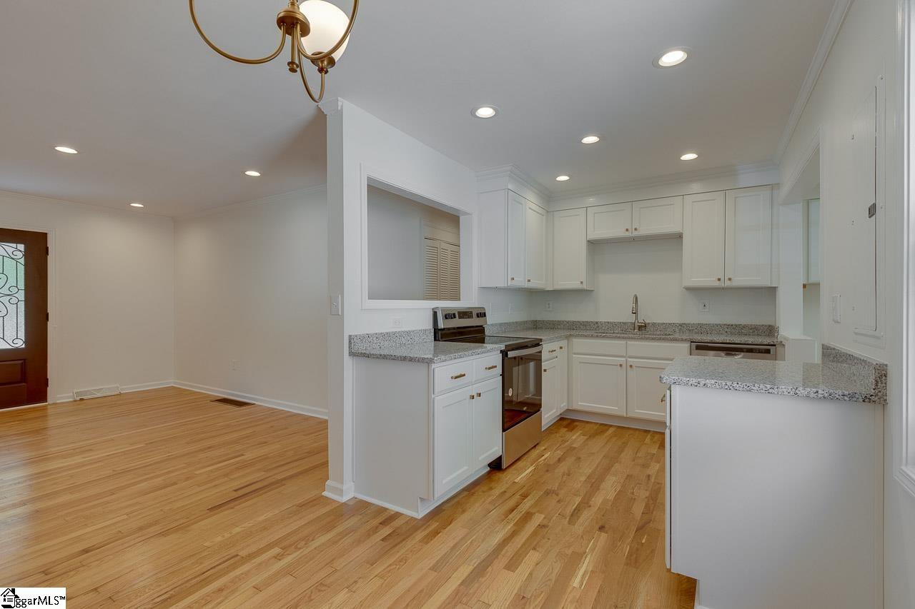 12 Foxhall Road Greenville, SC 29605 - Photo 5 of 32 Gallery Image 5
