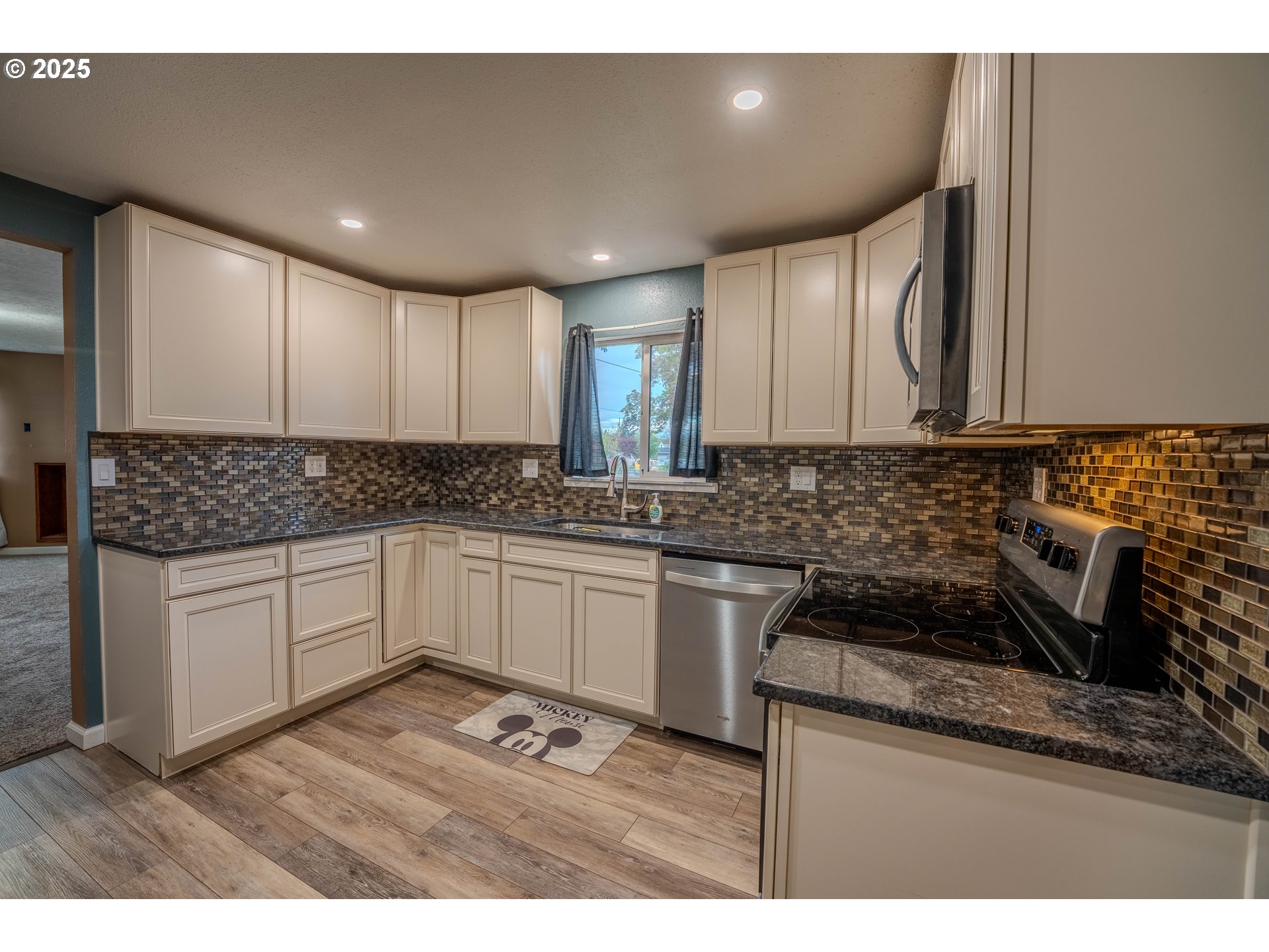 990 24th Street Southeast Salem, OR 97301 - Photo 11 of 21