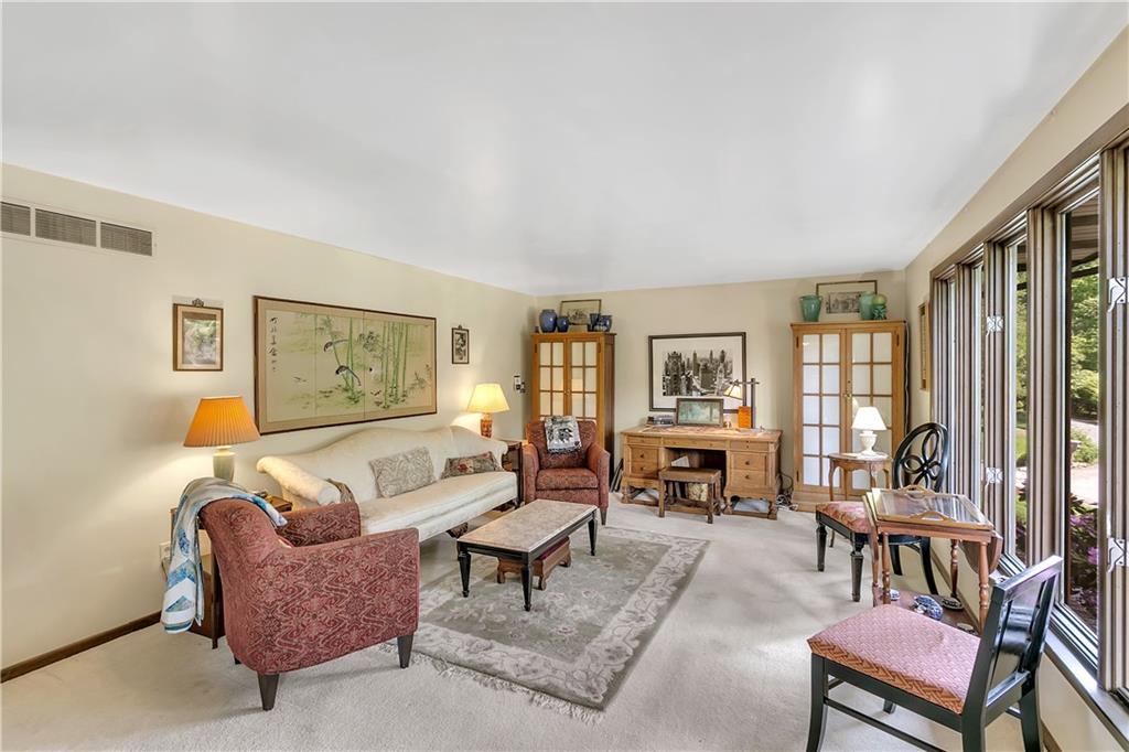 113 Walnut Ridge Drive Pittsburgh, PA 15238 - Photo 4 of 25 Gallery Image 4