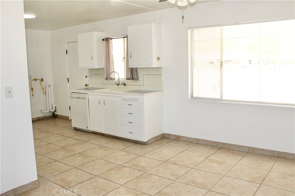 15975 Venango Road Apple Valley, CA 92307 - Photo 6 of 23 Dining/kitchen