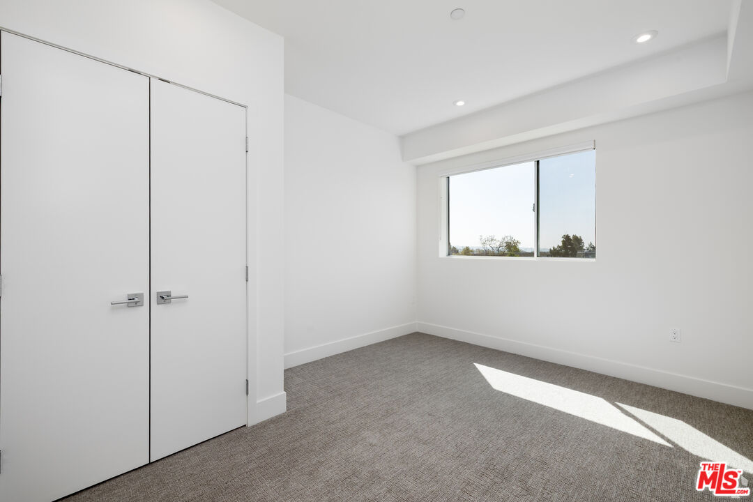 2600 South Sepulveda Boulevard, Unit 401 Los Angeles, CA 90064 - Photo 24 of 33 an empty room with a window