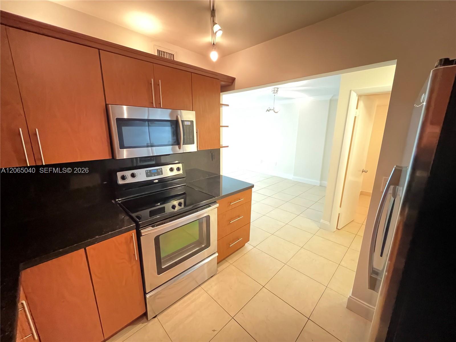 1605 Bay Road, Unit 403 Miami Beach, FL 33139 - Photo 6 of 23 KITCHEN