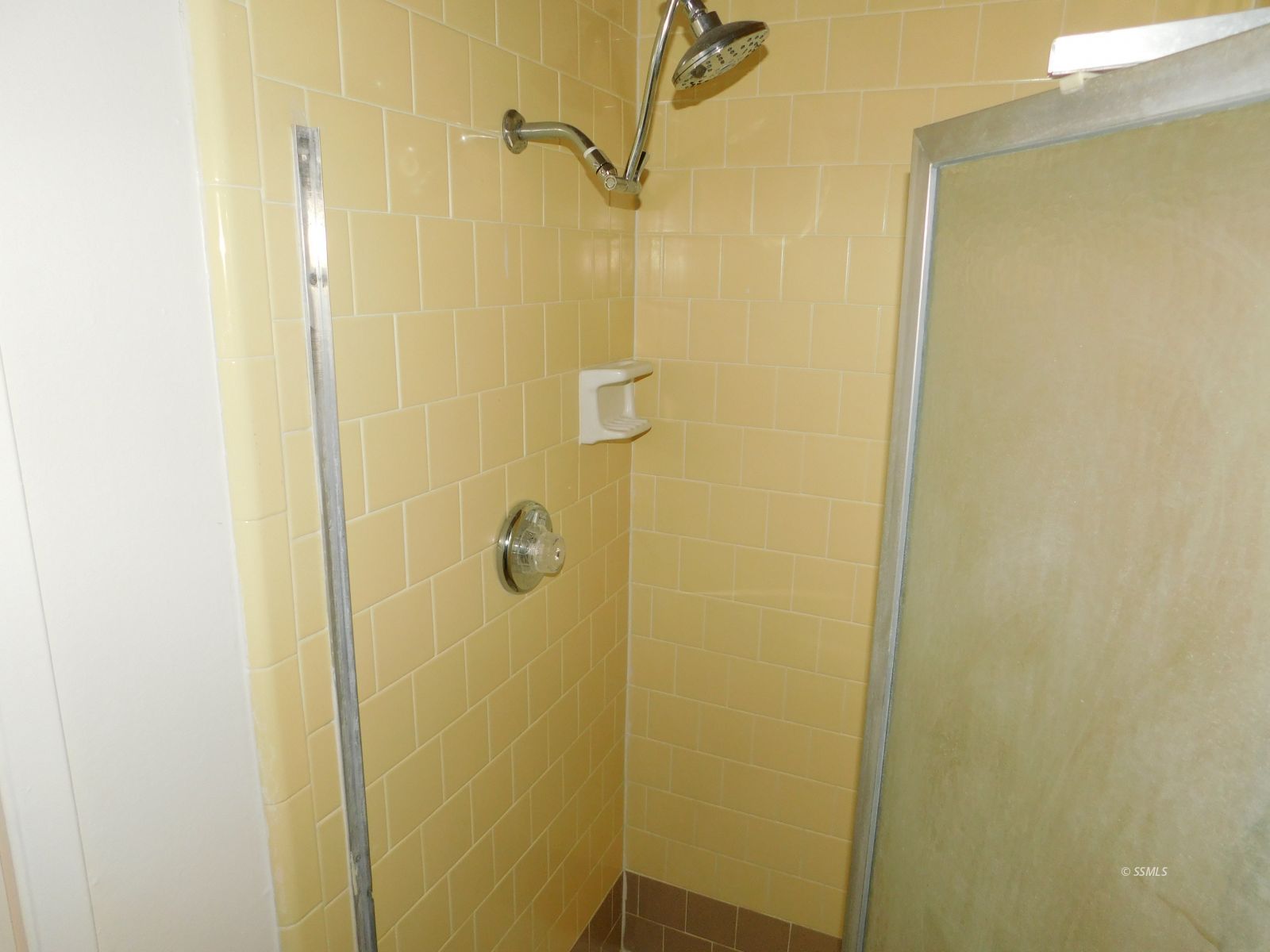 1117 North Sierra View Street Ridgecrest, CA 93555 - Photo 12 of 17 a bathroom with a shower