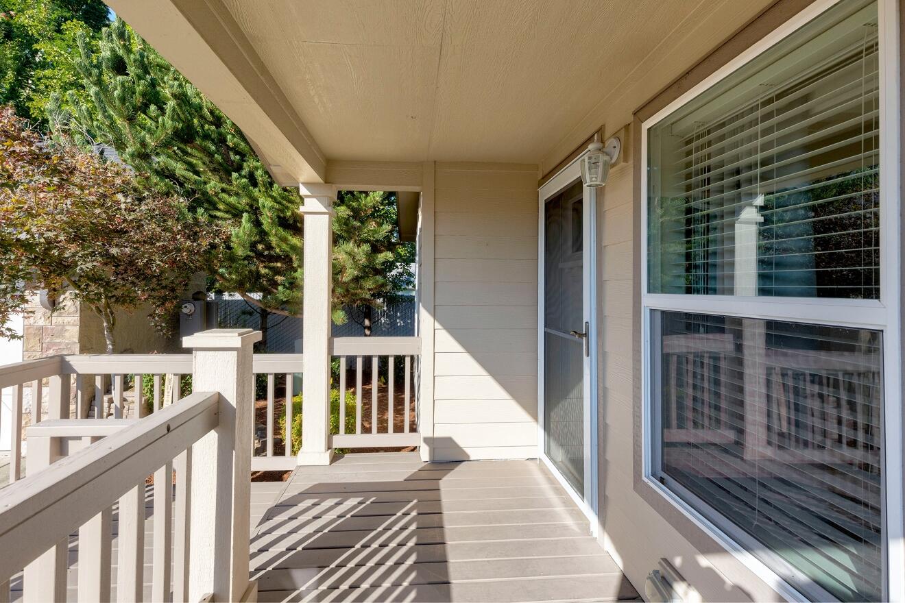 819 Hampton Way Grants Pass, OR 97526 - Photo 4 of 36 04