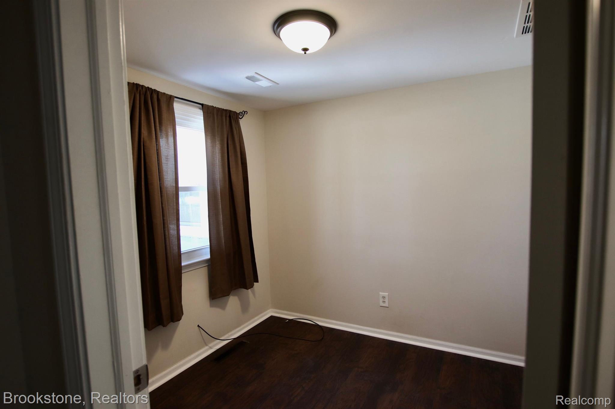 511 4th Street Fenton, MI 48430 - Photo 15 of 22 Bedroom 3