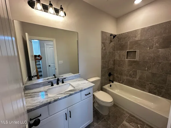 $559,000 | 410 Poplar Lane, Holly Springs, MS 38635
