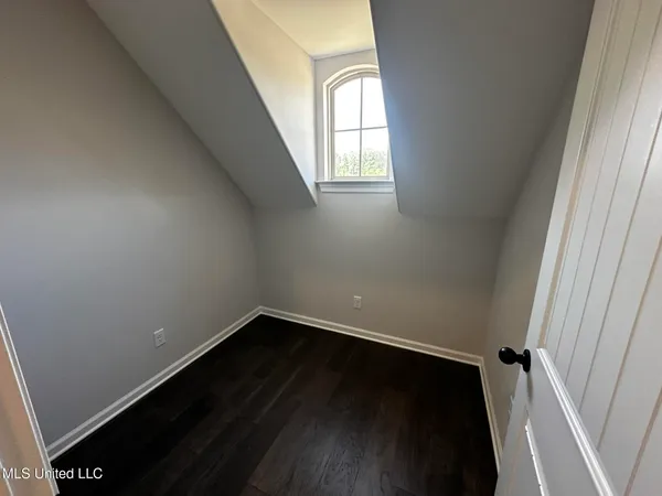 $559,000 | 410 Poplar Lane, Holly Springs, MS 38635