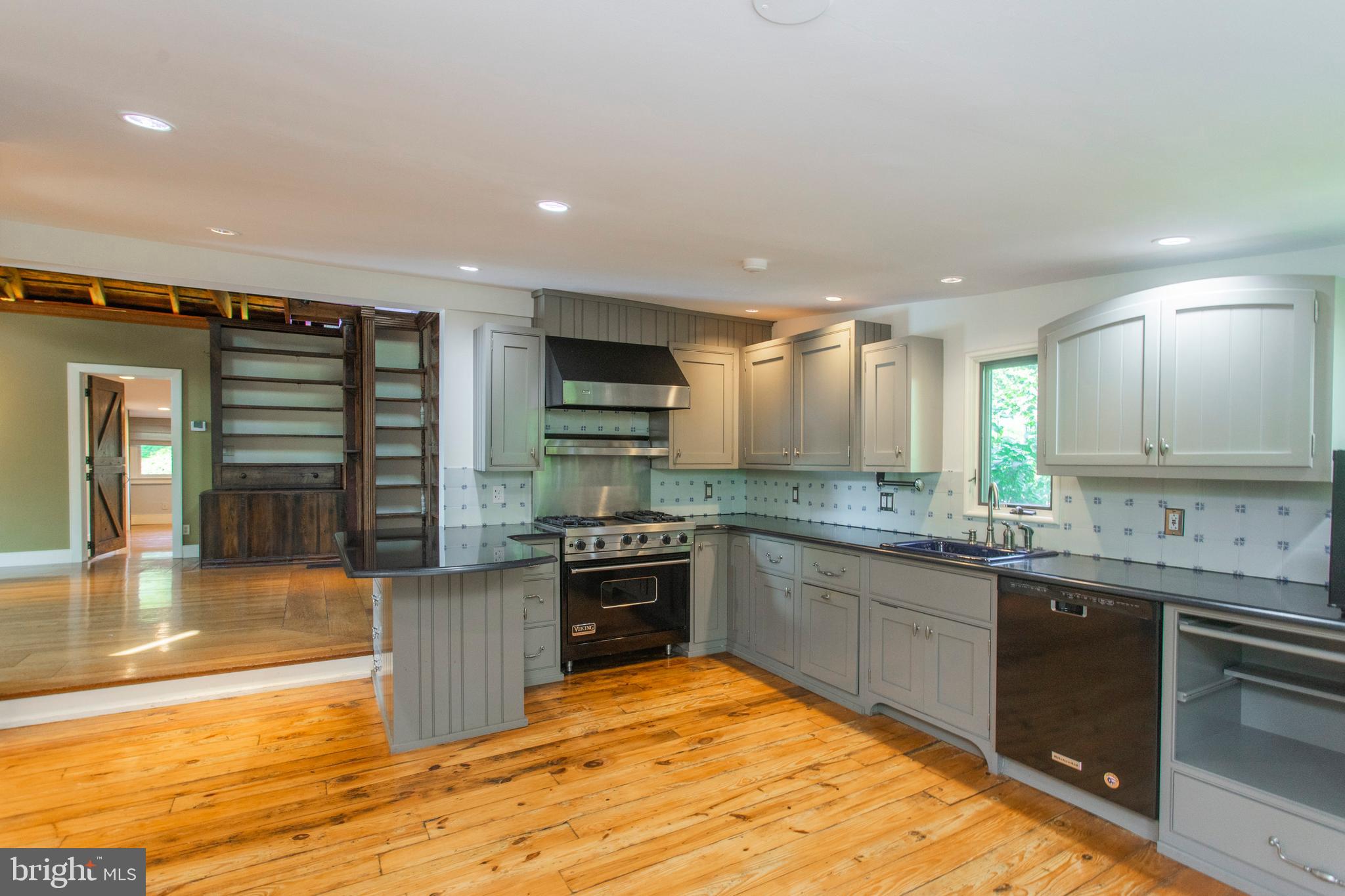 23 Dunminning Road Newtown Square, PA 19073 - Photo 4 of 19 Kitchen with Viking Range