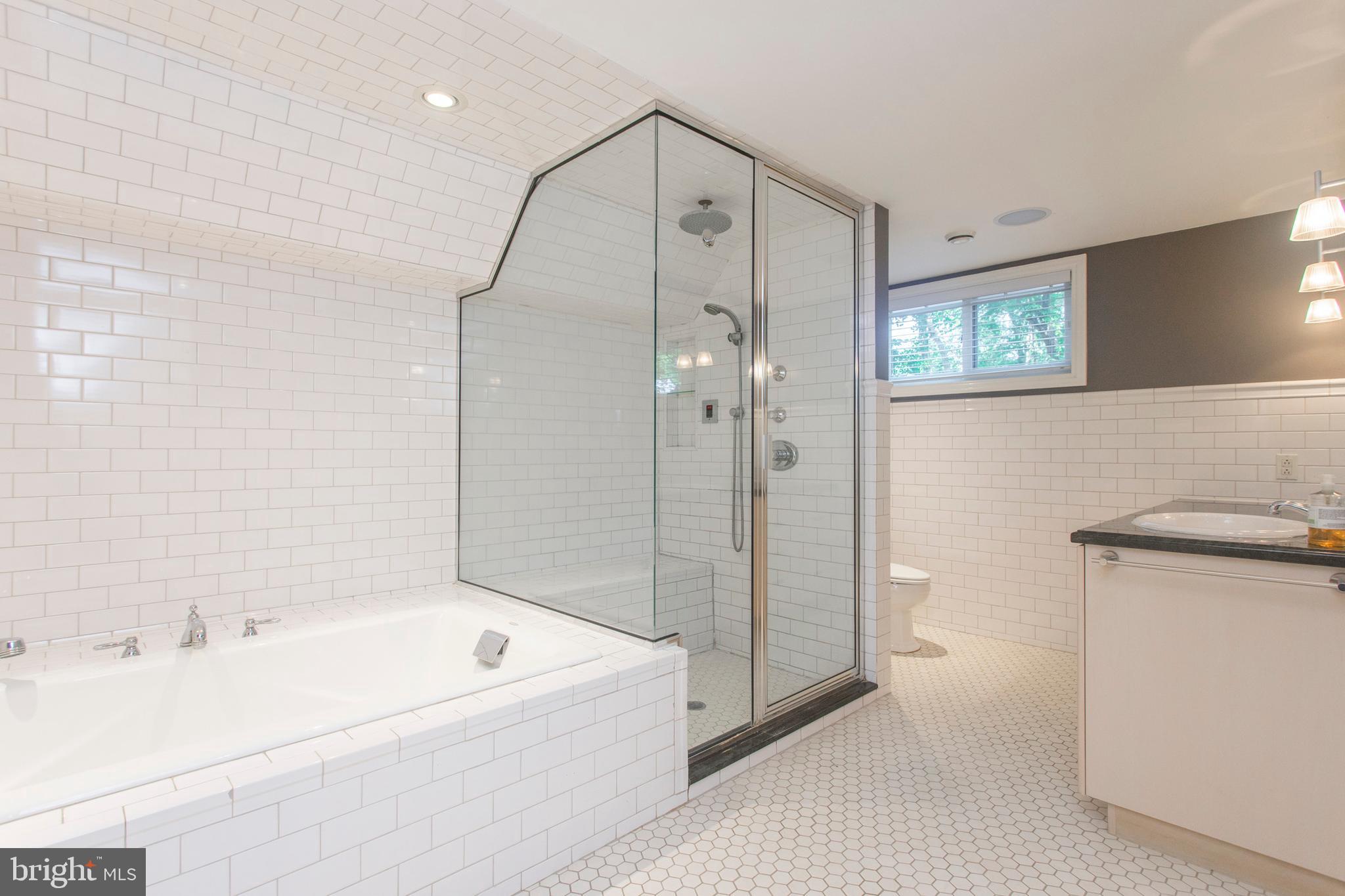 23 Dunminning Road Newtown Square, PA 19073 - Photo 6 of 19 Owner's suite bathroom