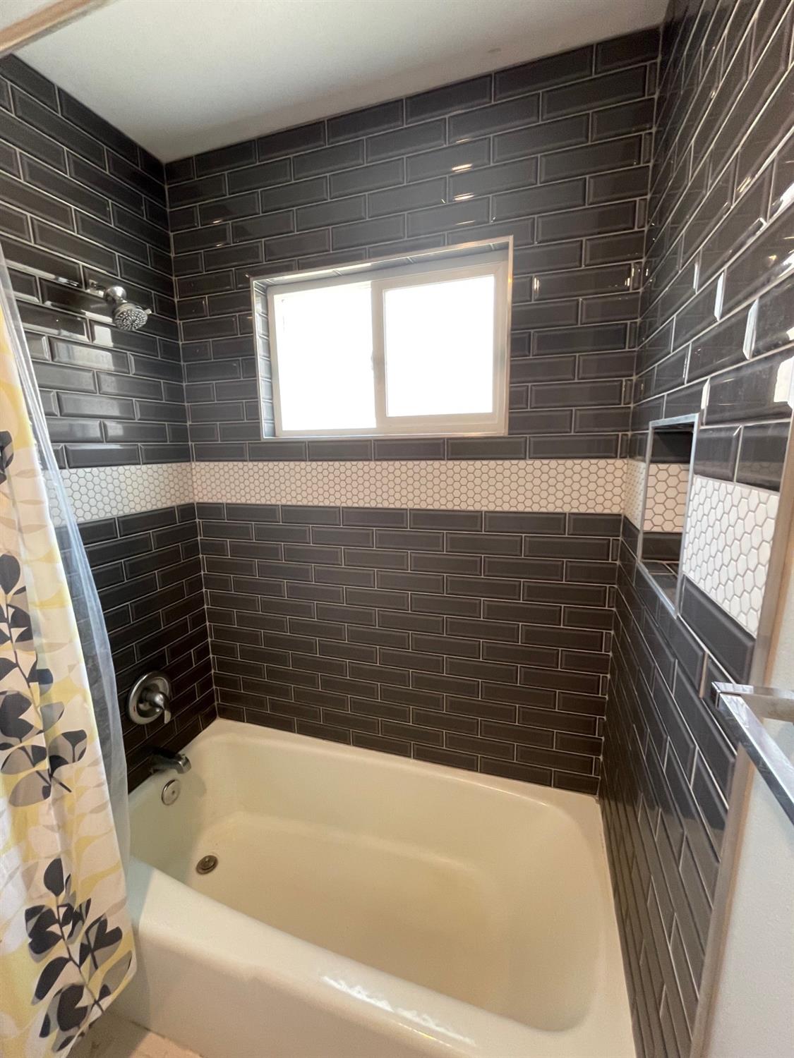 25187 Auberry Road Clovis, CA 93619 - Photo 20 of 58 a bathroom with a bathtub