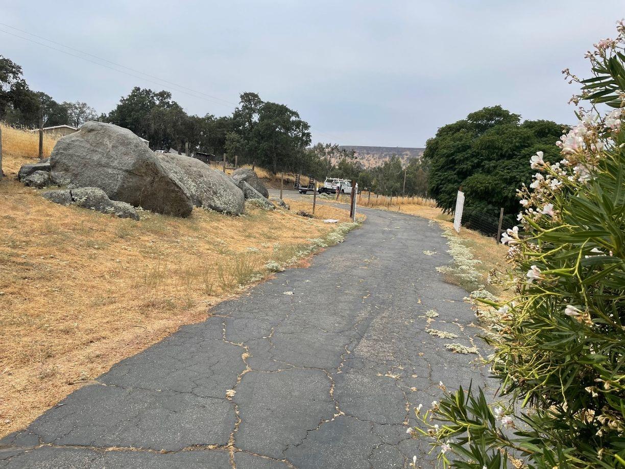 25187 Auberry Road Clovis, CA 93619 - Photo 46 of 58 a view of a dry yard with a house