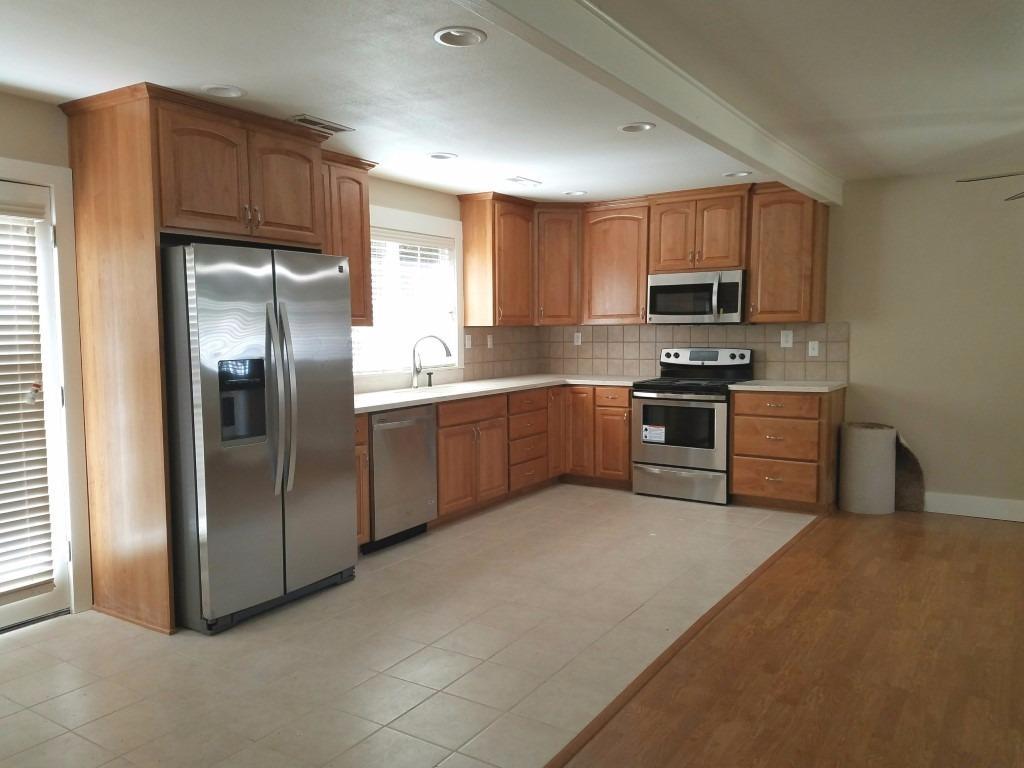 1359 Camp Baker Road Phoenix, OR 97535 - Photo 5 of 14 kitchen with new appliances, flooring, F