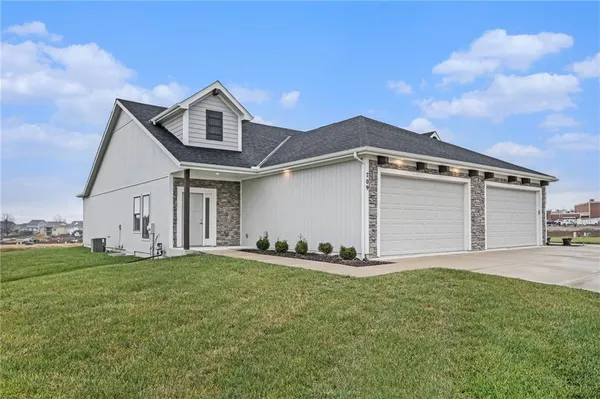 $350,000 | 709 Ridge Drive, Smithville, MO 64089