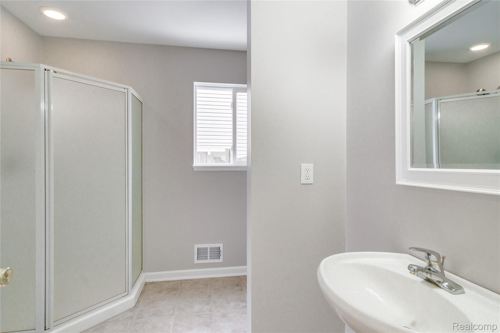 1533 Paramount Street Novi, MI 48377 - Photo 20 of 51 main floor full bath