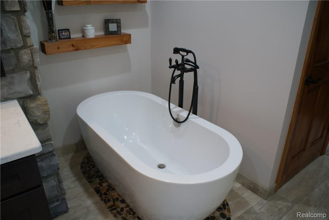 3850 West Oregon Road Lapeer, MI 48446 - Photo 52 of 94 Soaking tub.