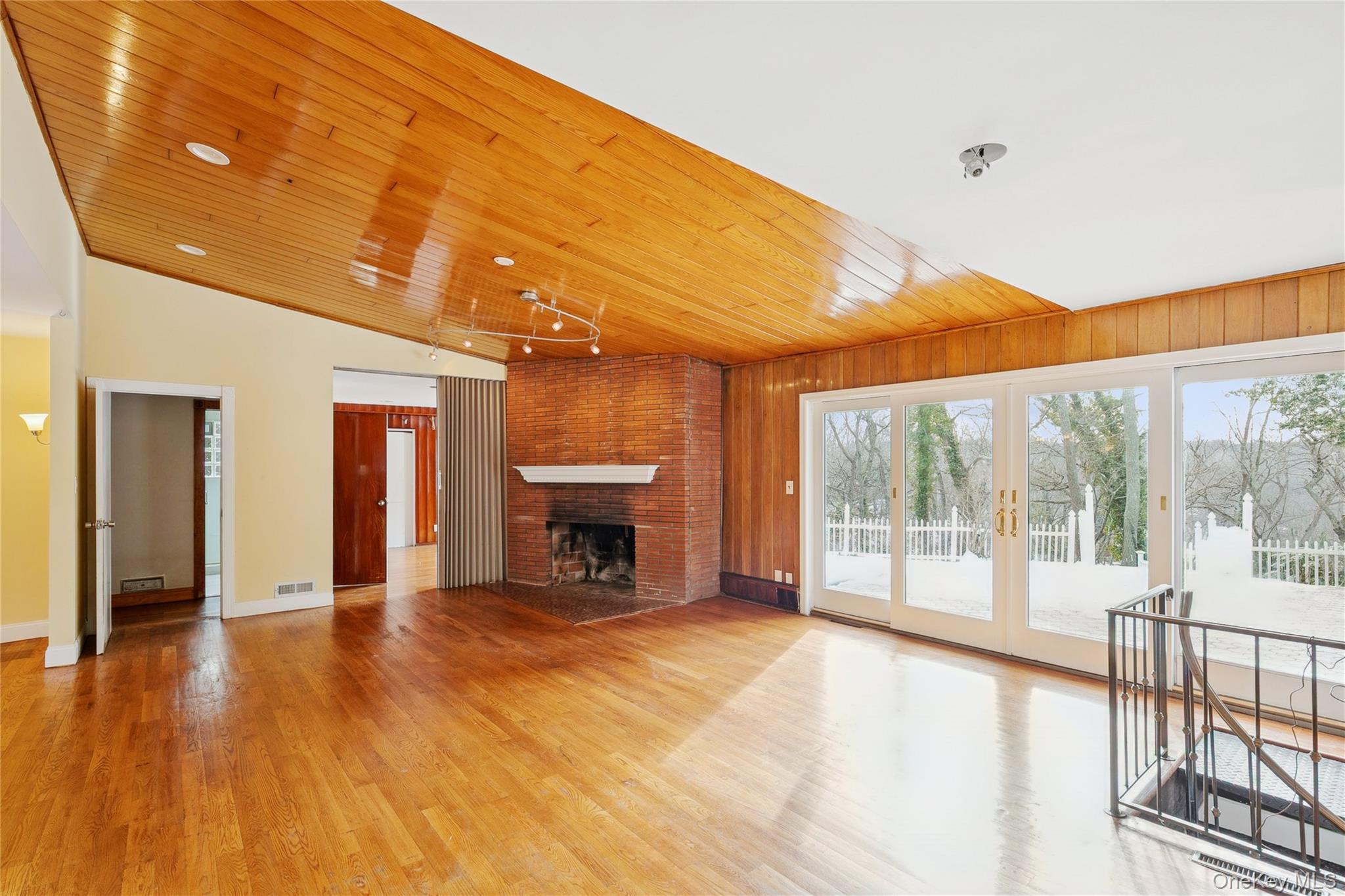 549 Woodbury Road Cold Spring Harbor, NY 11724 - Photo 37 of 49