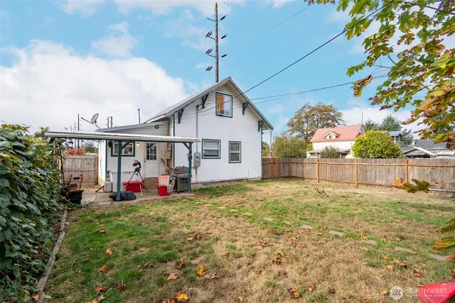 a view of a house with backyard and porch
