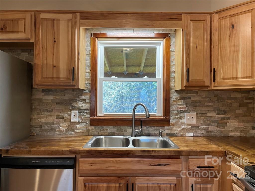 404 Bryant Road Morganton, NC 28655 - Photo 8 of 37 Gallery Image 8