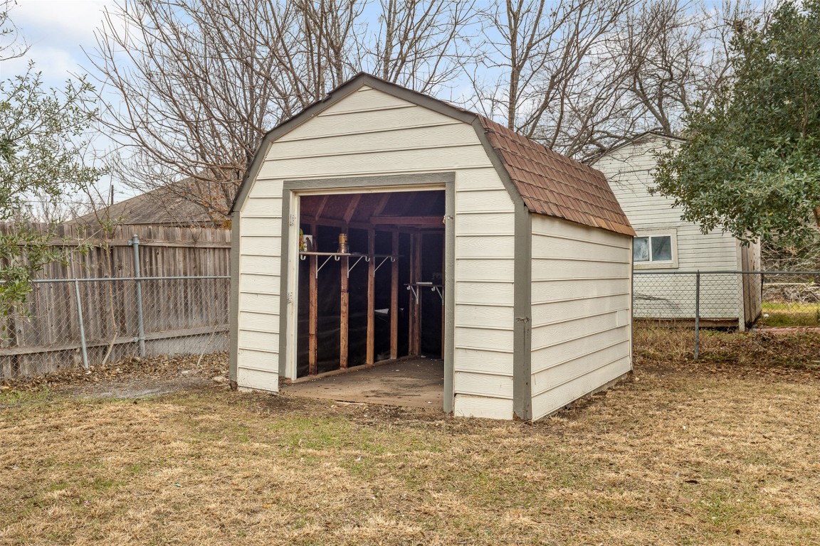 2602 Peach Tree Lane Cedar Park, TX 78613 - Photo 15 of 16 a view of a garage