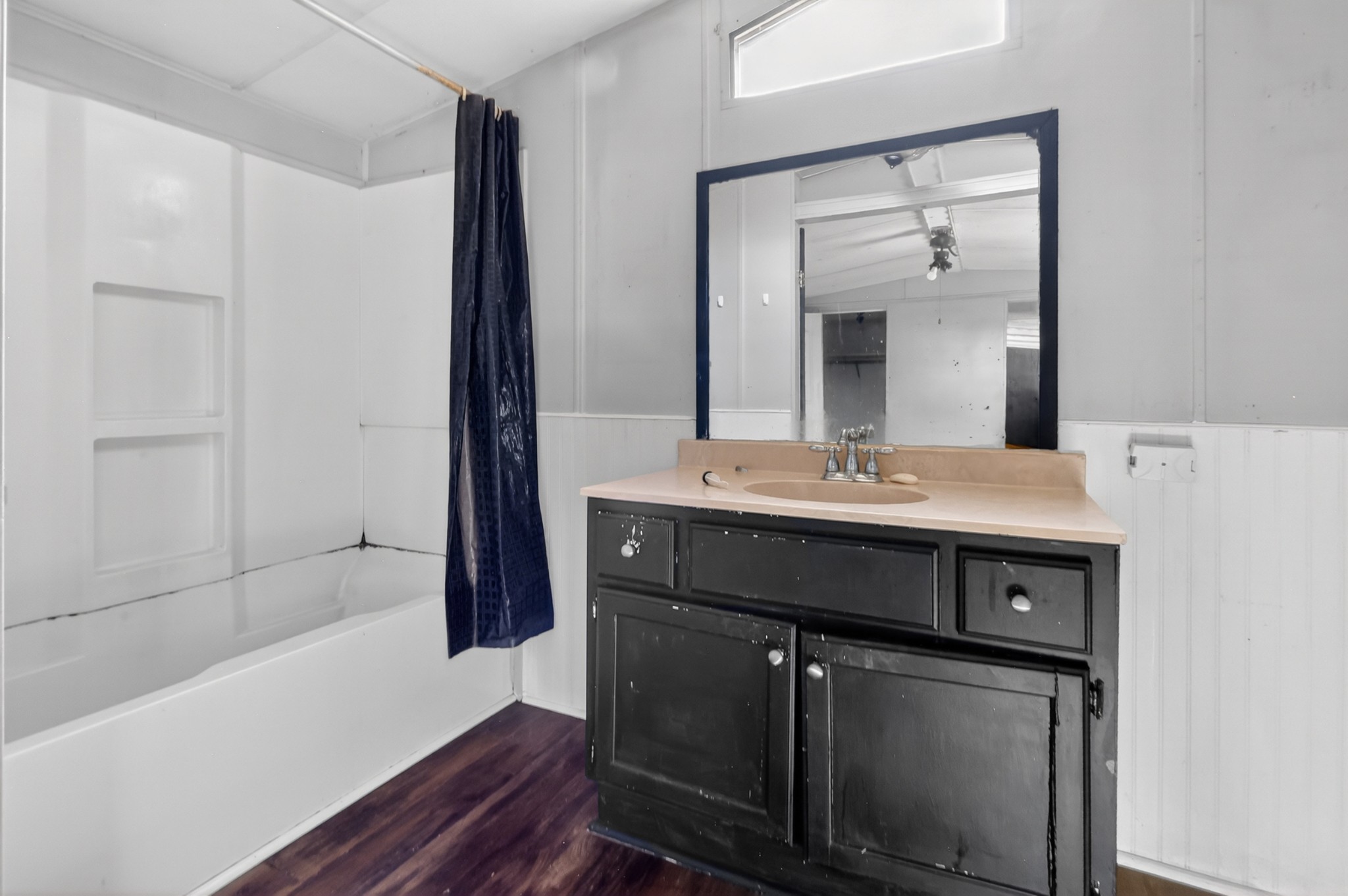 285 George Akins Road Westmoreland, TN 37186 - Photo 12 of 26 a bathroom with a sink a bathtub and a mirror
