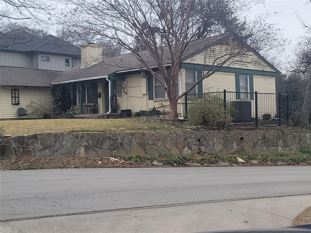 6911 Chantilly Lane Dallas, TX 75214 - Photo 3 of 5 a front view of a house with a yard