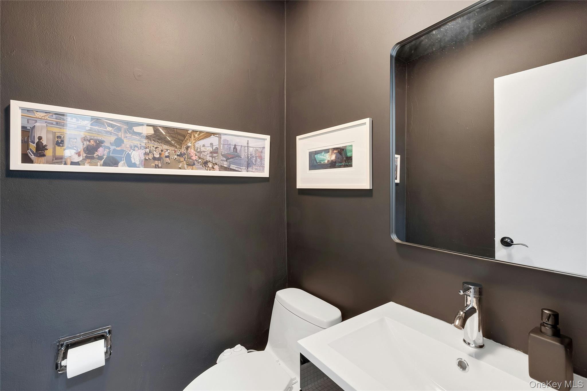 300 Martine Avenue, Unit 7B White Plains, NY 10601 - Photo 19 of 29 a bathroom with a toilet sink and mirror