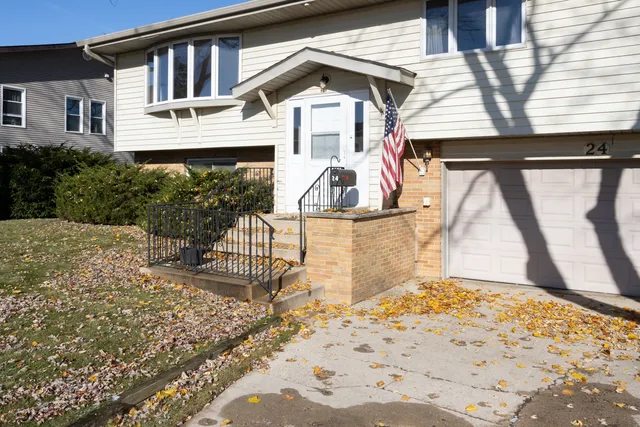 $299,900 | 24 Sunset Drive, Cary, IL 60013
