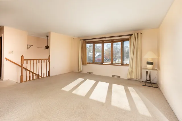 $299,900 | 24 Sunset Drive, Cary, IL 60013