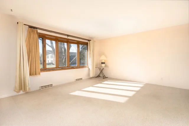 $299,900 | 24 Sunset Drive, Cary, IL 60013