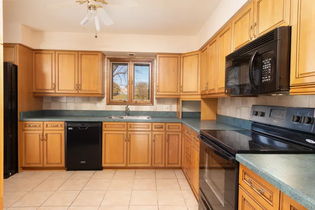 $299,900 | 24 Sunset Drive, Cary, IL 60013