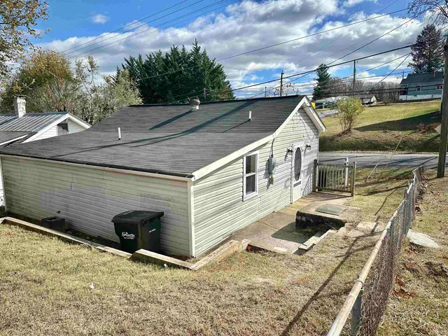 a view of a house with a backyard