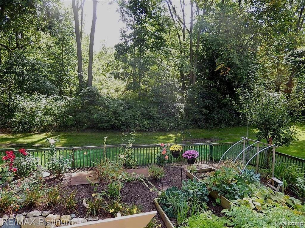 10183 Hartland Road Fenton, MI 48430 - Photo 4 of 83 4.JPG