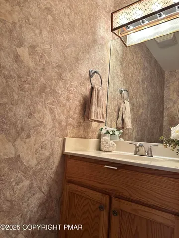 $449,900 | 107 Horseshoe Drive, Effort, PA 18330