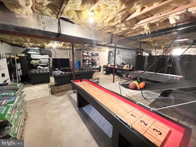 a view of a back yard