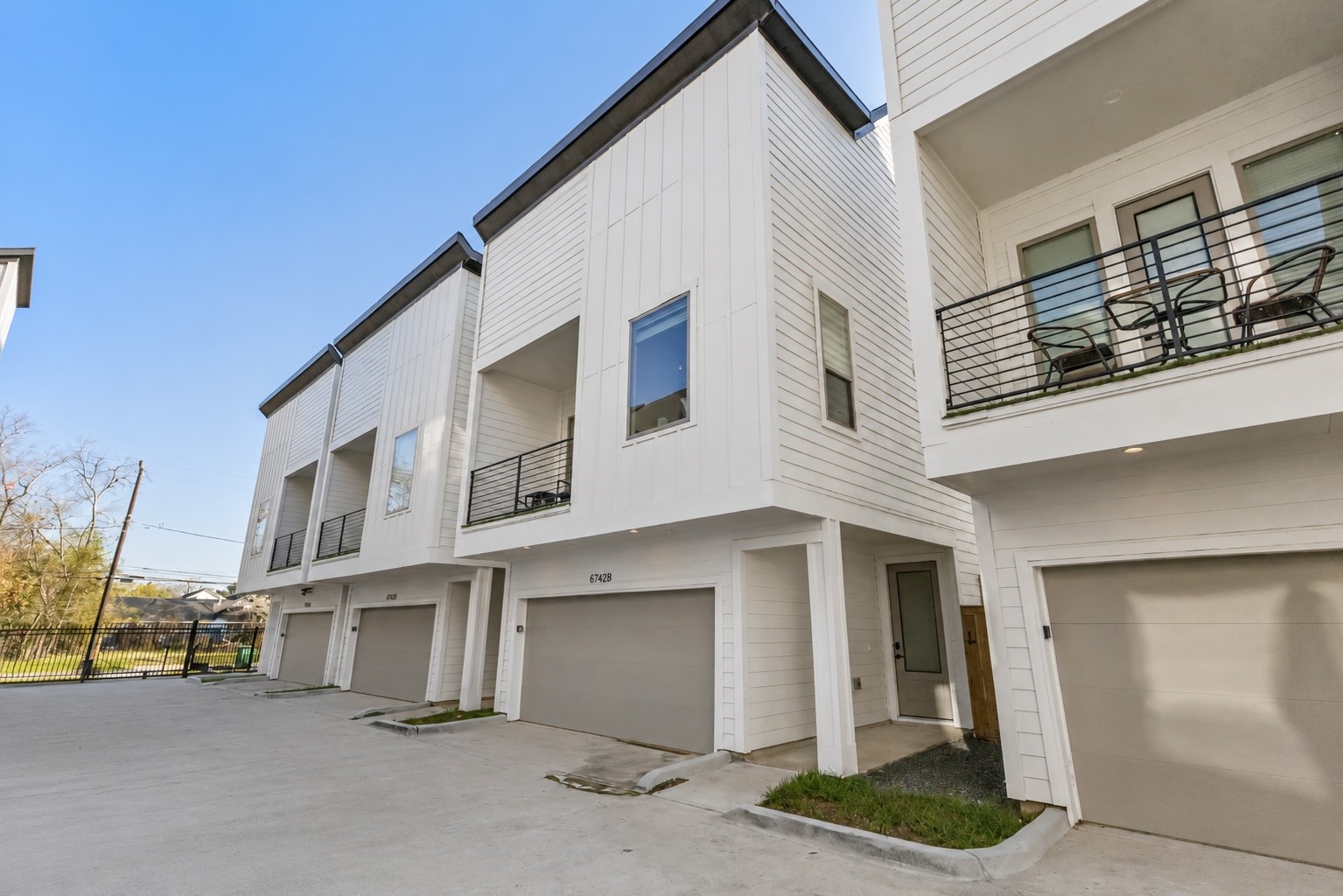 6742 Peerless Street, Unit B Houston, TX 77021 - Photo 1 of 32 Contemporary architecture pairs crisp white exterior finishes with clean lines, private balconies, and an attached 2 car garage to create exceptional curb appeal. Located within a gated community, 6742 Peerless St. #B offers modern construction, low maintenance living, and convenient access to Houston’s premier dining, shopping, entertainment, and major commuter routes.