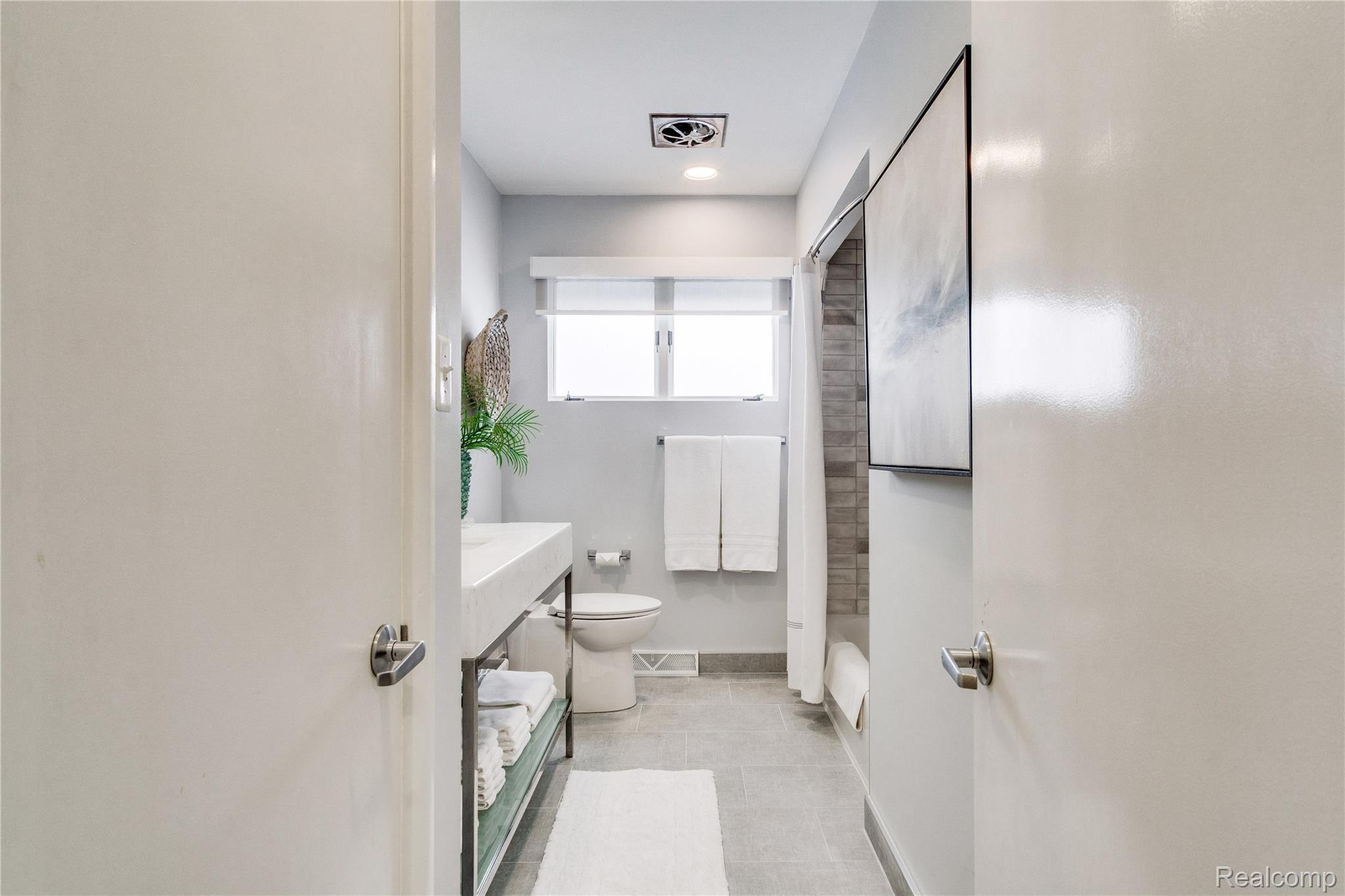 4805 Dover Road Bloomfield Hills, MI 48304 - Photo 24 of 34 Main full bath updated 2019